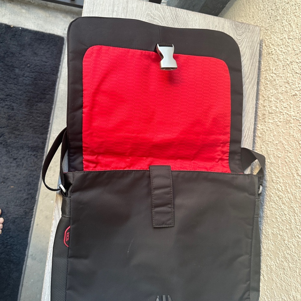 Tumi Black Messenger Bag Crossbody Laptop Work Travel Nylon - Picture 5 of 8